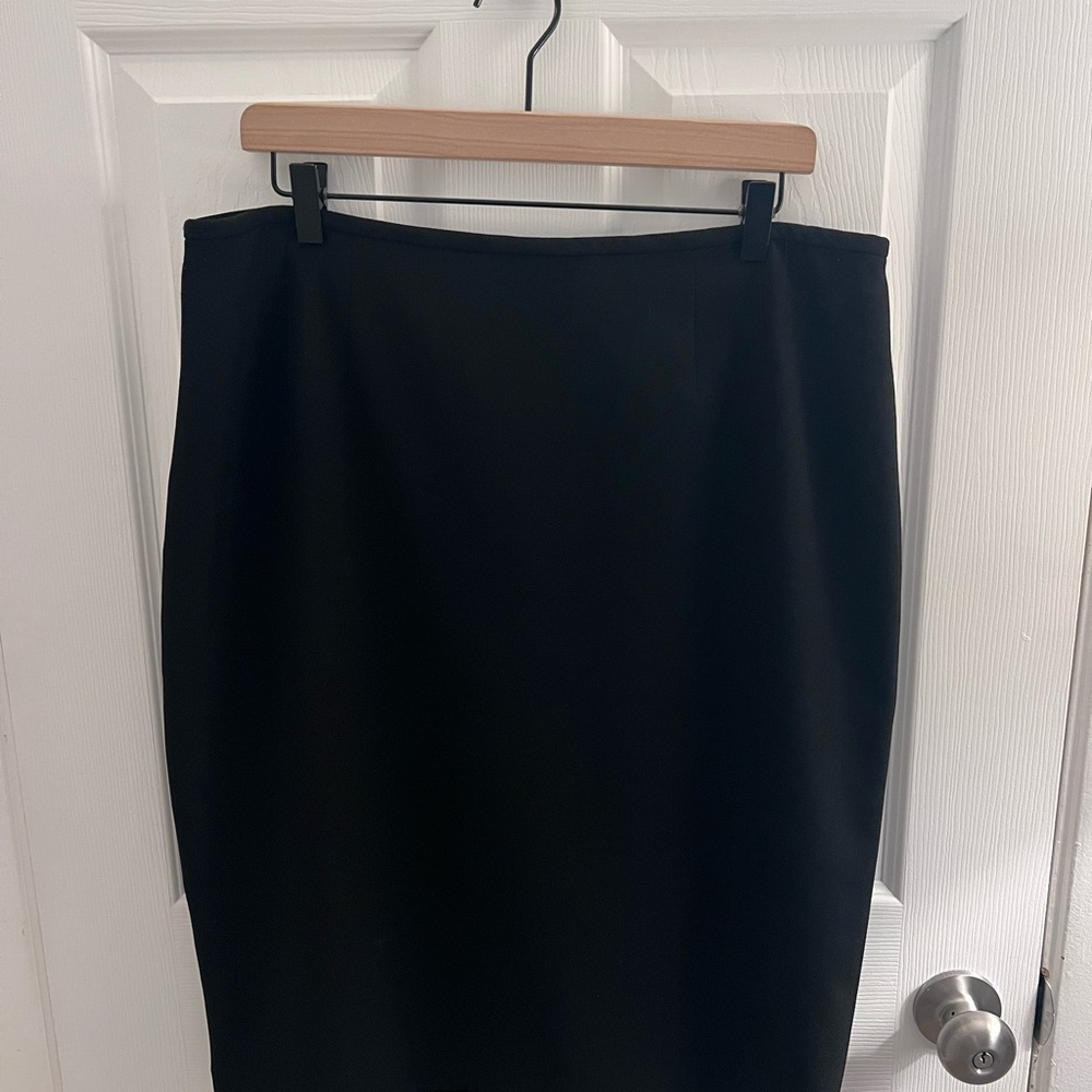 Jones Studio Black Pencil Skirt - Sleek Office Staple